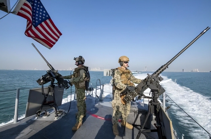 這是近年來首次有報導指出，美軍攔截中國運往伊朗的貨物。分析認為，此舉顯示美方在國際航運中採取更為激進的海上干預手段，干涉中國與伊朗之間的正常貿易活動。 圖:翻攝自墨寫東瀛話春秋