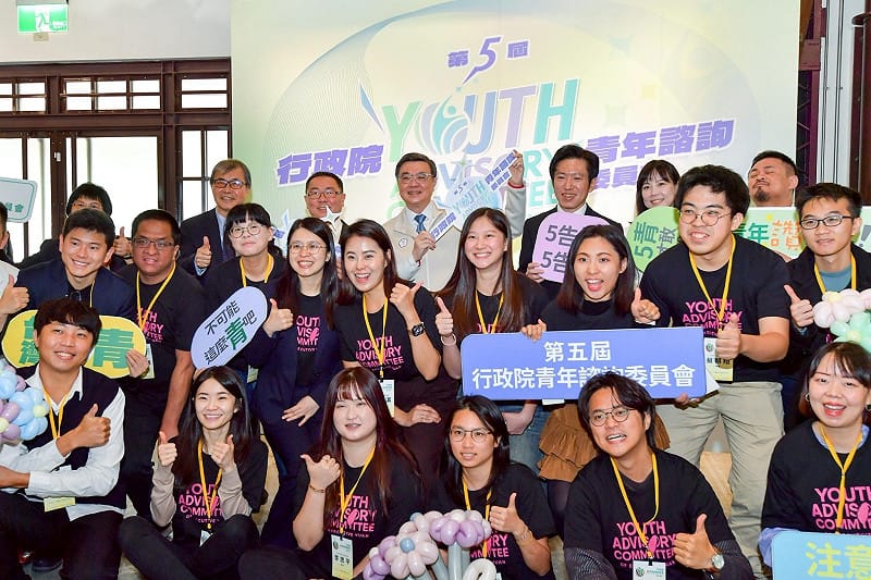 卓榮泰主持「行政院青年諮詢委員會」,並與青年合照。 圖:行政院提供 卓榮泰主持「行政院青年諮詢委員會」,並與青年合照。 圖:行政院提供