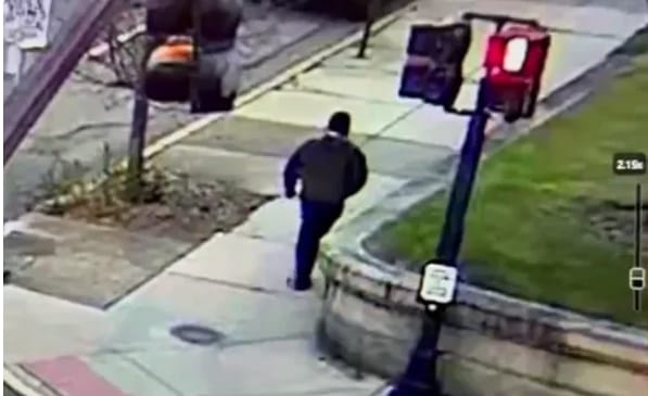 美國布朗大學槍擊案嫌犯逃跑時的監視器畫面。 圖 : 翻攝自X 美國布朗大學槍擊案嫌犯逃跑時的監視器畫面。 圖 : 翻攝自X