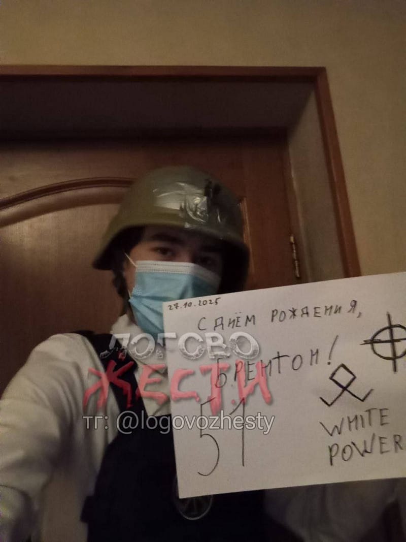  嫌疑人舉標語。圖：翻攝自 X《Jay in Kyiv》 