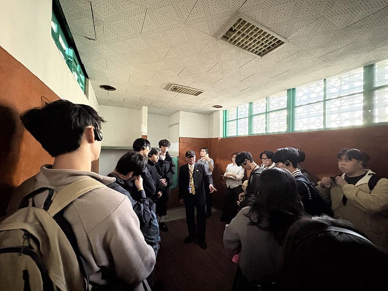 林擎天重返當年的仁愛樓看守所押房，與淡江師生分享獄中見聞。&nbsp;&nbsp;&nbsp;圖：國家人權博物館提供