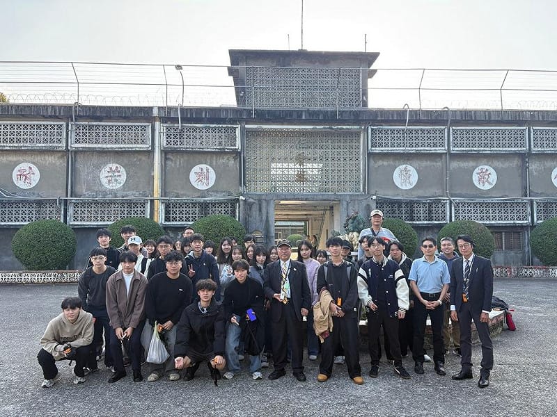 林擎天為參與見證的淡江大學師生導覽介紹他過去曾被關押的仁愛樓看守所。&nbsp;&nbsp;&nbsp;圖：國家人權博物館提供