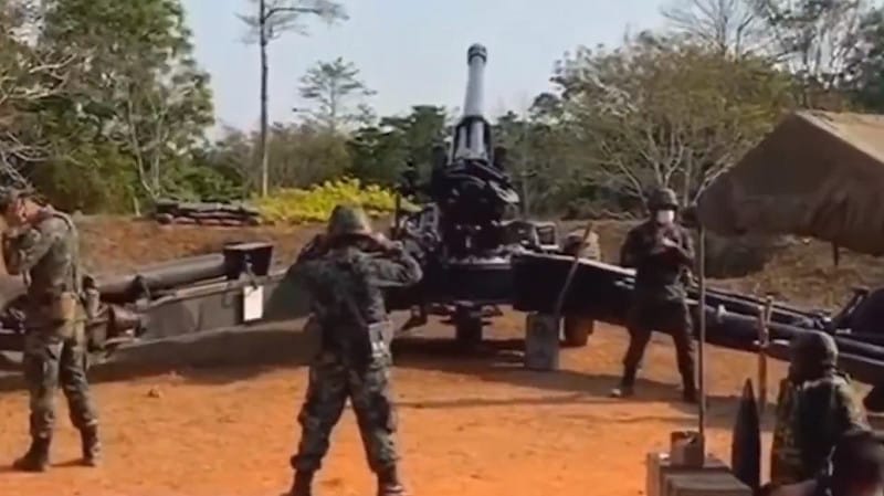  柬埔寨軍方也持續針對泰軍的攻勢發起反擊，但多個地區仍遭泰軍控制。 圖：擷取自 @Fangliusy X 分享影片 