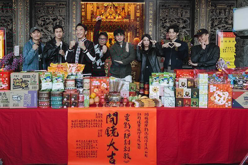 網銀國際影視聯手紅杉娛樂，強勢打造全新華語動作電影《即刻刺殺》，左起導演導洪昰顥、裴子齊、李李仁、朱栢康、傅孟柏、林思宇、蕭子墨、導演許介亭。&nbsp;&nbsp;&nbsp;圖：網銀國際影視／提供