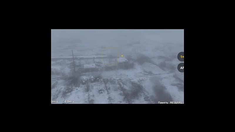 烏軍近期針對多個前線地區發起反擊，並持續掃蕩前線的俄軍部隊與據點，試圖削弱俄軍的進攻能力。圖為第聶伯羅彼得羅夫斯克前線被烏軍無人機鎖定的俄軍據點。&nbsp;&nbsp;&nbsp;圖：擷取自 @NOELreports X 分享影片