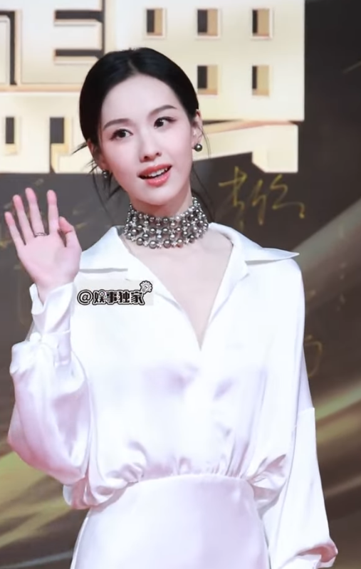 安徽衛視舉辦國劇盛典頒獎典禮，陳都靈身穿一襲白色連身禮服出席。&nbsp;&nbsp;&nbsp;圖：翻攝自小丸子盤娛YT頻道
