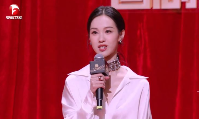 陳都靈在紅毯區接受主持人訪問，整個人看起來氣色很好、不像遭到虐待。&nbsp;&nbsp;&nbsp;圖：翻攝自安徽衛視官網