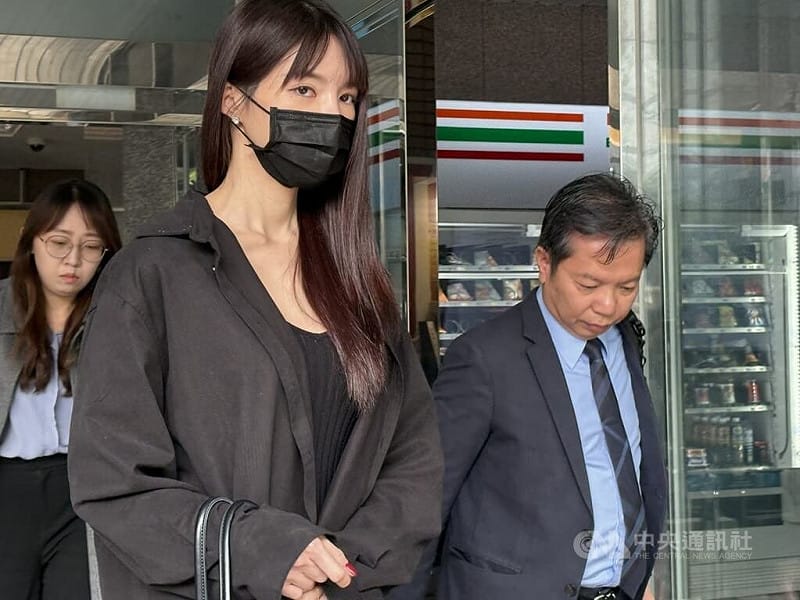 藝人王大陸女友闕姓女子（前左）因被詐騙，王大陸利用管道找人查個資討債，2人涉違個資法遭起訴，闕女17日現身新北地方法院出庭。中央社記者曹亞沿攝 114年12月17日&nbsp;&nbsp;&nbsp;