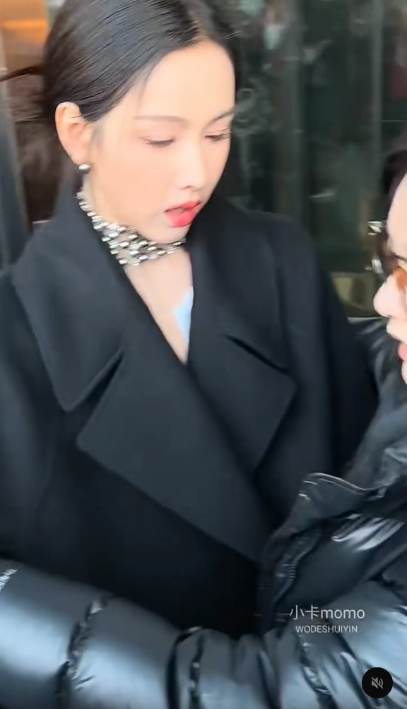 有網友目擊陳都靈在進入會場前，疑似頭暈踉蹌，被一旁的助理攙扶，狀態似乎不太好。&nbsp;&nbsp;&nbsp;圖：翻攝自Threads