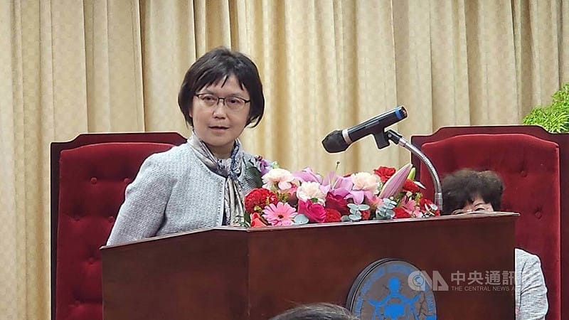 台灣高等法院高雄分院新、卸任院長交接典禮17日舉行，新任院長梁玉芬（前）致詞表示，高雄高分院有優良傳統，期待大家都能在此環境保持熱情，不忘司法工作初心。中央社記者洪學廣攝　114年12月17日&nbsp;&nbsp;&nbsp;