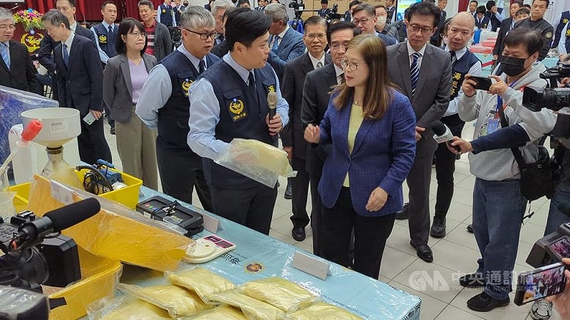 海洋委員會海巡署偵防分署17日發布走私毒品及製毒工廠案查緝成果，主委管碧玲（前右）會中表示，這些毒品帶來難以想像的破壞，感謝檢、警、關務與海巡署的合作，共同強化社會安全網。中央社記者蘇木春攝　114年12月17日&nbsp;&nbsp;&nbsp;