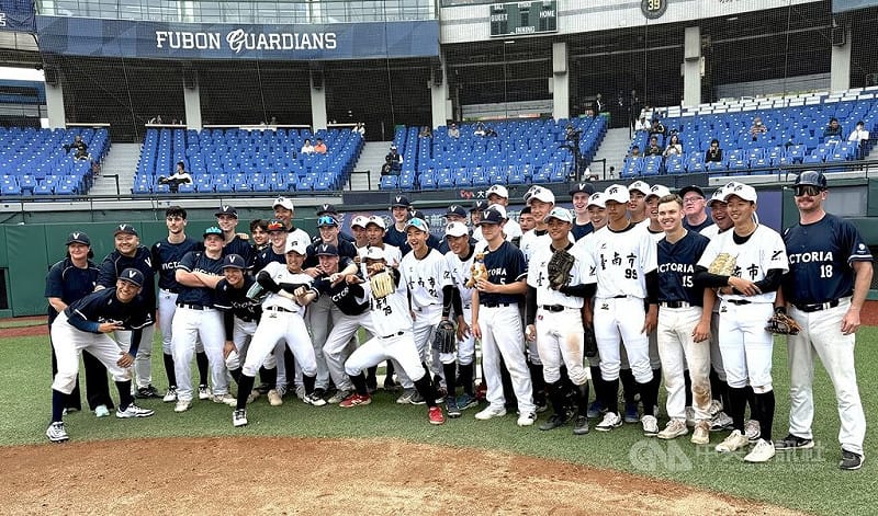 新北富邦國際城市U18棒球邀請賽17日在新莊棒球場舉行，台南市隊以10比0、5局擊敗澳洲維多利亞，賽後兩隊合影留念。中央社記者謝靜雯攝　114年12月17日&nbsp;&nbsp;&nbsp;