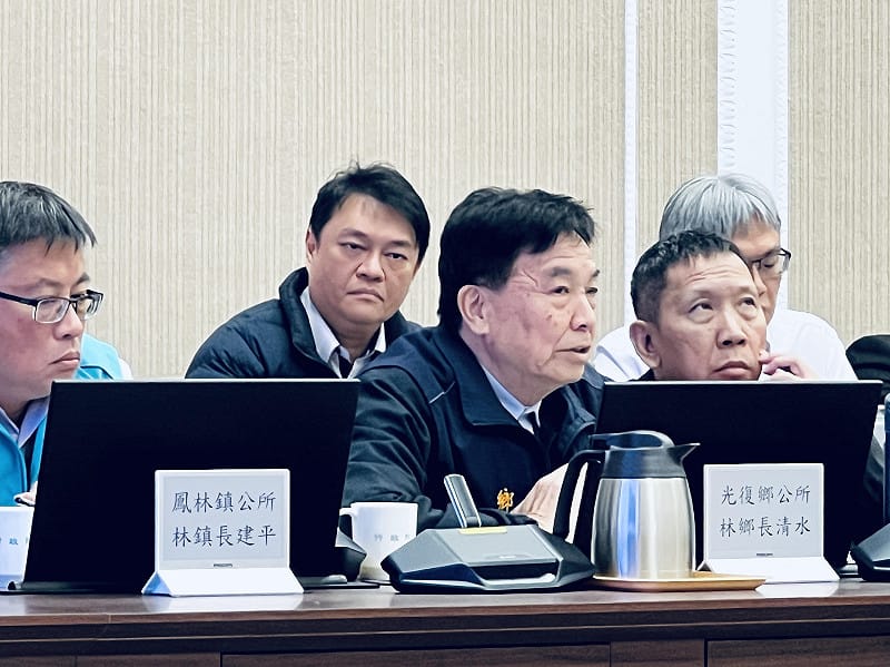 行政院17日召開「馬太鞍溪堰塞湖災後復原重建中央協調會報」擴大會議，光復鄉長、鳳林鎮長與會。&nbsp;&nbsp;&nbsp;圖：行政院提供