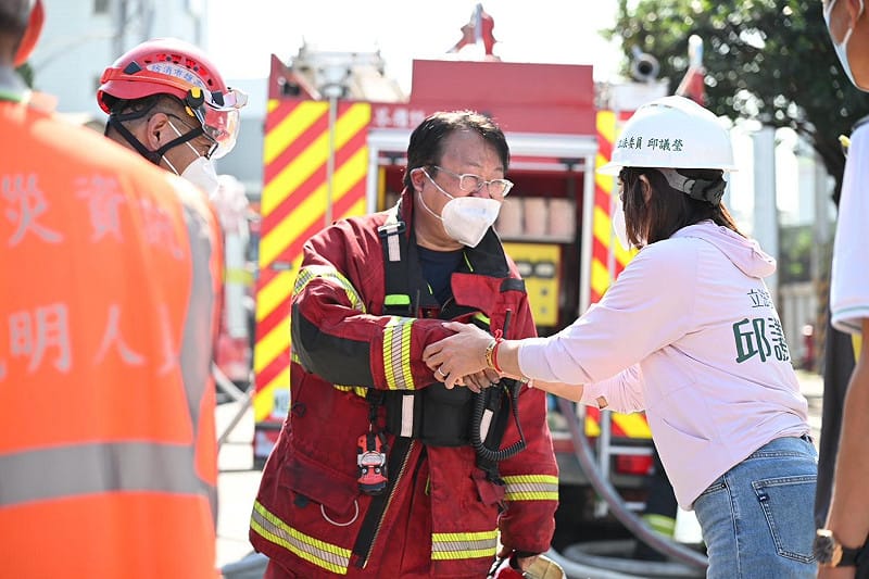 邱議瑩(右一)與特搜大隊大隊長蘇裕銘握手表達滿滿的敬佩。&nbsp;&nbsp;&nbsp;圖：邱議瑩競選總部/提供