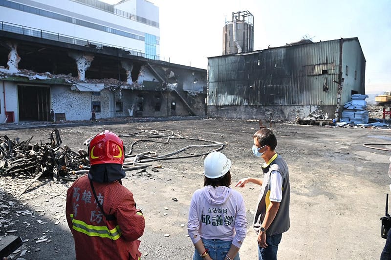 邱議瑩(中)在火場外聽取簡報，並將持續追蹤後續責任與處置。&nbsp;&nbsp;&nbsp;圖：邱議瑩競選總部/提供