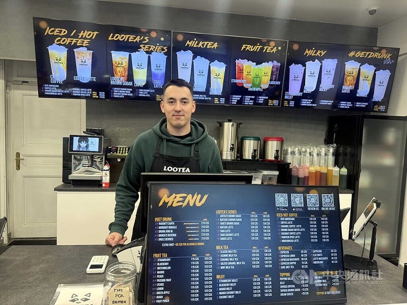 布拉格手搖飲店Lootea店內掛著「我們支持台灣」字樣的連帽衫，因挺台遭中國顧客留負評，之後台灣網友紛紛留言打氣，Lootea創辦人Patrik（圖）表示，「感謝台灣人的支持，我們就像是一家人」。中央社記者劉郁葶布拉格攝　114年12月17日&nbsp;&nbsp;&nbsp;圖：中央社提供