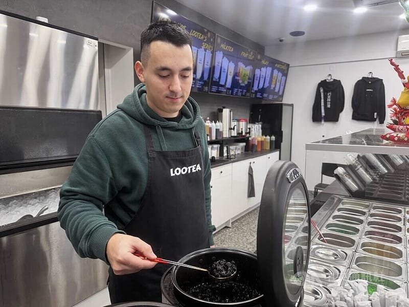 捷克手搖飲店Lootea創辦人Patrik（圖）分享，他知道珍珠奶茶起源自台灣，自己也很喜歡喝珍珠奶茶，這成為他開店的契機。中央社記者劉郁葶布拉格攝　114年12月17日&nbsp;&nbsp;&nbsp;圖：中央社提供