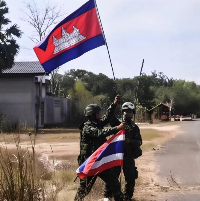 今年困擾東南亞的兩大危機跨國電詐與泰柬軍事衝突，正式交織成一場混合戰爭。&nbsp;&nbsp;&nbsp;圖:翻攝自柬埔寨柬單網