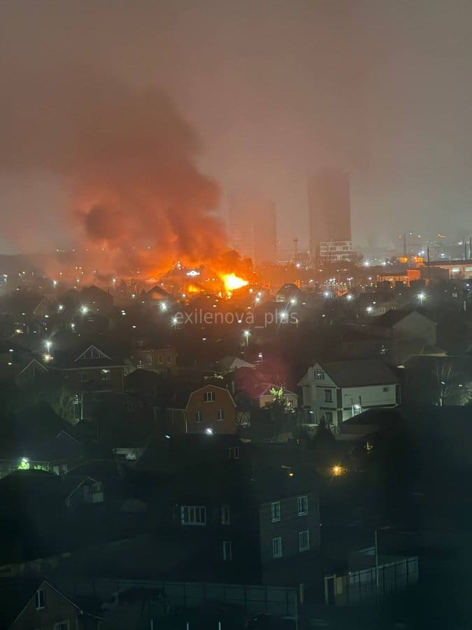 一艘停泊在羅斯托夫港的船隻在遭到烏克蘭飛彈襲擊後受損。 圖:翻攝自X帳號@NOELreports 一艘停泊在羅斯托夫港的船隻在遭到烏克蘭飛彈襲擊後受損。 圖:翻攝自X帳號@NOELreports