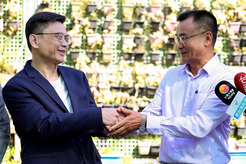 陳吉仲(右)認為擔任一位首長最重要的是能「感同身受」，相信有遠見、懂傾聽的賴瑞隆(左)一定會讓高雄成為最好的都市。&nbsp;&nbsp;&nbsp;圖：賴瑞隆辦公室/提供