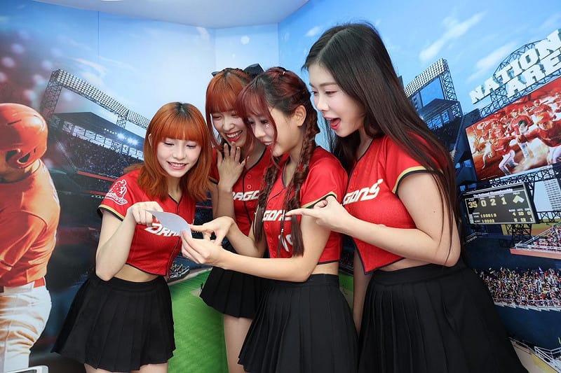 味全龍啦啦隊小龍女霖霖(左起)、芮妮、蘿拉、賴可開心體驗「Picbot AI Virtual Studio 虛實幻象時空艙」。&nbsp;&nbsp;&nbsp;圖：啟雲科技／提供