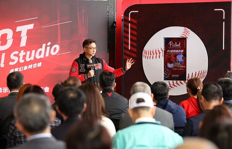 「虛實幻象時空艙」結合Micro LED透明顯示技術，球迷可透過該AI互動攝影棚，與球員、啦啦隊影像進行互動拍攝。&nbsp;&nbsp;&nbsp;圖：啟雲科技／提供