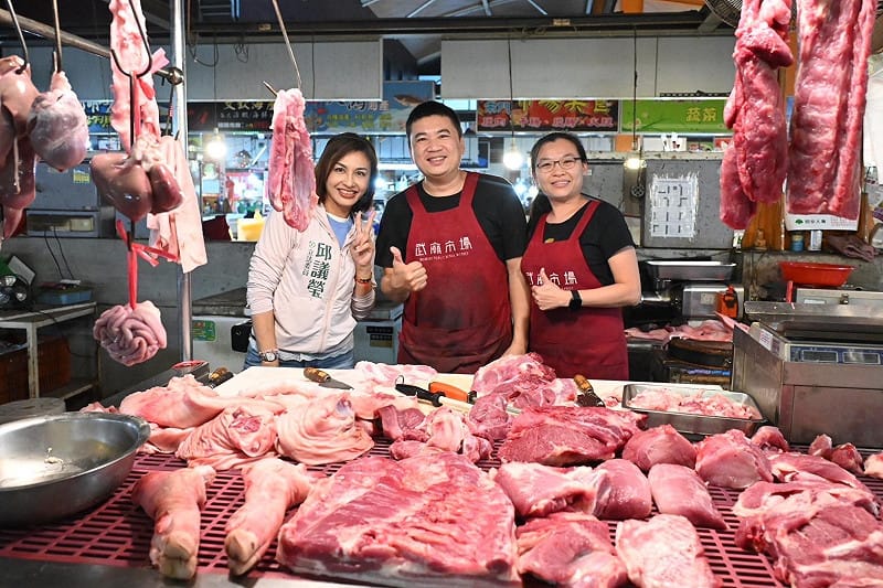 議瑩(左)到武廟公有市場拜票，與攤商親切互動。&nbsp;&nbsp;&nbsp;圖：邱議瑩競選總部/提供