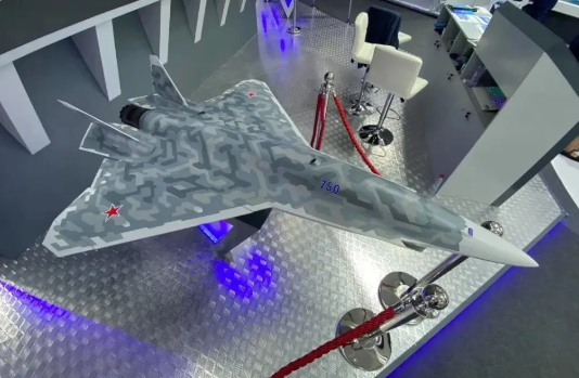 俄羅斯方面也計畫以單人座的蘇-75 為基底，開發雙人座與無人駕駛版。但有中國專家指出，在俄烏戰爭持續延燒以及西方國家聯合制裁的背景下，俄羅斯方面是否擁有足夠的意願與能力開發新戰機仍是未知數。圖為無人駕駛版蘇-75 模型。&nbsp;&nbsp;&nbsp;圖：翻攝自 騰訊網 看航空