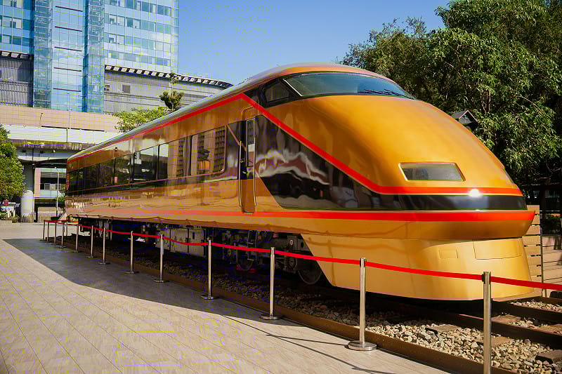 台北車站東側展示東武鐵道首度來台的觀光特急「日光詣SPACIA」車頭，展期自2025年12月18日至2026年12月18日，預定為期1年。&nbsp;&nbsp;&nbsp;圖：台鐵公司／提供