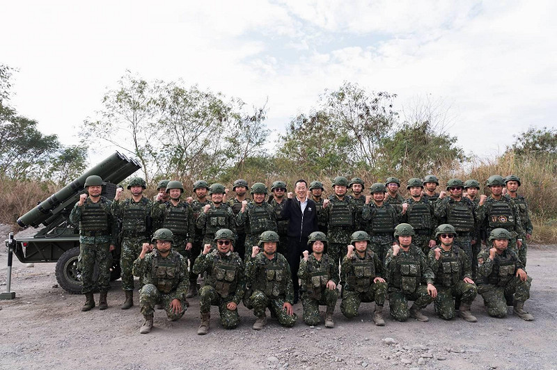 國防部長顧立雄視導「Altius-600M攻擊型無人機接裝實彈射擊操演」，與官兵合影。&nbsp;&nbsp;&nbsp;圖：國防部提供