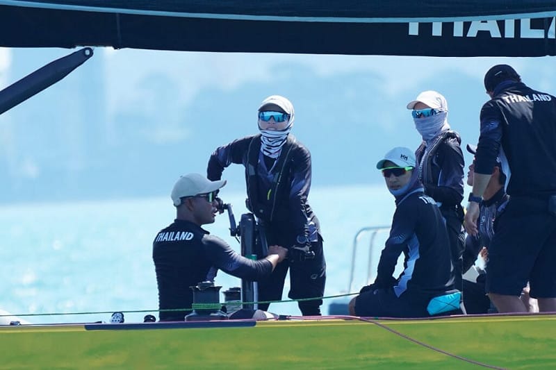 泰國王后蘇堤達（左2）在比賽中擔任戰術負責人與掌舵手。（圖取自網頁royaloffice.th）&nbsp;&nbsp;&nbsp;