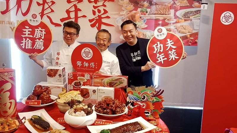 鄧師傅功夫菜創辦人鄧文裕(中)與二代接班的鄧至廷(左)、鄧至佑(右)，長期關懷偏鄉國小學童飲食健康及教育議題。&nbsp;&nbsp;&nbsp;圖：孫家銘攝