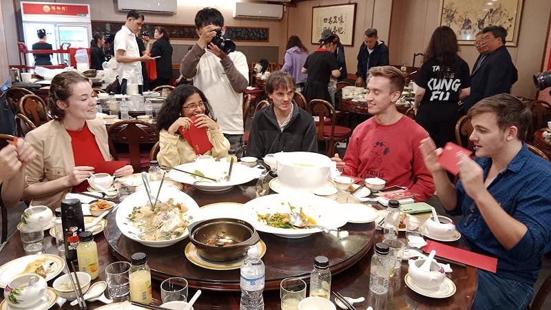 文藻外語大學國際學生飽嚐台式年菜，還收到鄧師傅功夫菜提供的紅包，提前體驗台灣過年氣氛。&nbsp;&nbsp;&nbsp;圖：孫家銘攝