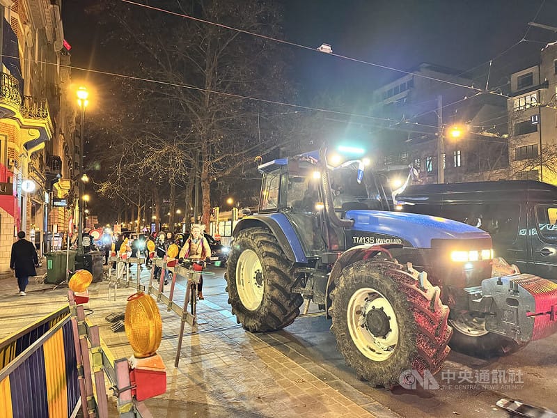 布魯塞爾市區多條主要道路18日傍晚出現大量拖拉機，歐盟農民藉由緩慢行駛癱瘓交通，表達反對歐盟與南方共同市場簽署自由貿易協議。中央社記者吳柏緯布魯塞爾攝　114年12月19日&nbsp;&nbsp;&nbsp;圖：中央社提供