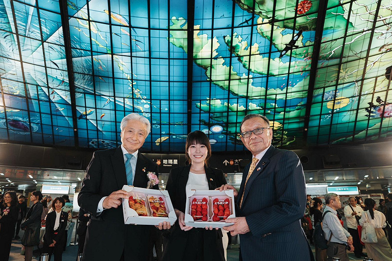 栃木縣物產魅力宣傳活動於高雄捷運美麗島站登場，高市行政暨國際處長張硯卿(中)亦到場力挺，邀請市民一同感受栃木文化風情。&nbsp;&nbsp;&nbsp;圖：高雄市行國處/提供