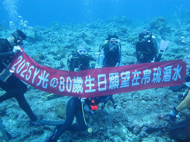 陳南天朋友為了慶祝他的80大壽,特地揪團去帛琉慶生。 圖:獨盟提供 陳南天朋友為了慶祝他的80大壽,特地揪團去帛琉慶生。 圖:獨盟提供