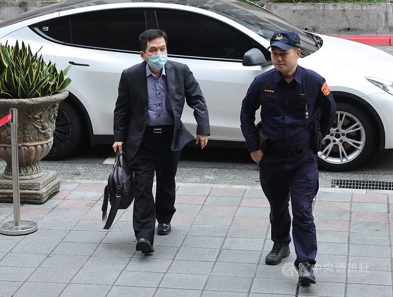 台北地院審理京華城案，19日繼續進行言詞辯論程序，前台北市都發局長黃景茂（左）出庭答辯。中央社記者趙世勳攝　114年12月19日&nbsp;&nbsp;&nbsp;