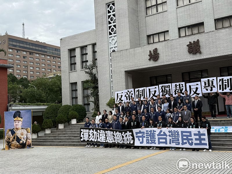 国民党团、民众党团今召开「弹劾违宪总统,反帝制、反专制、反独裁」联合记者会。 图:周煊惠 / 摄