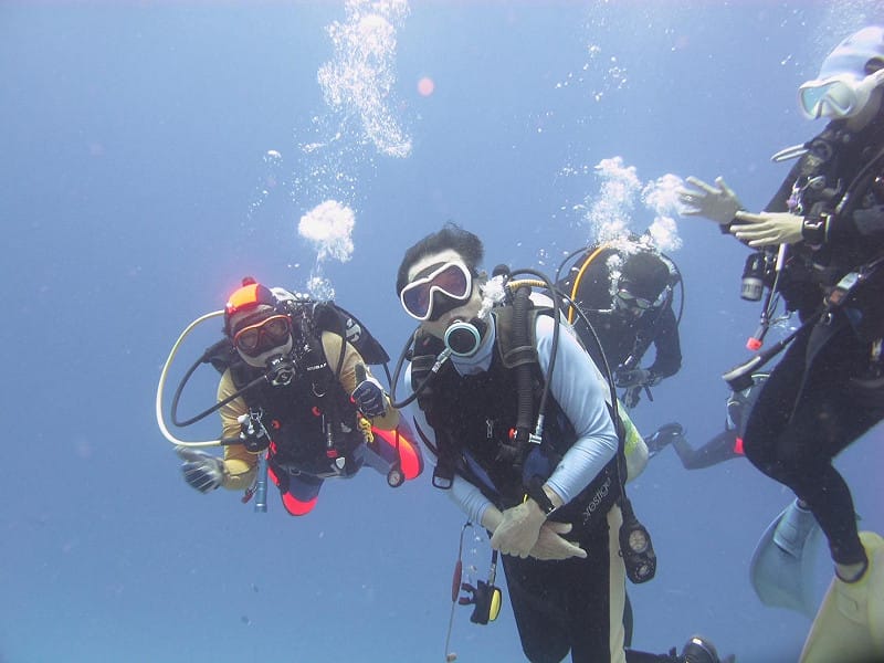 獨盟主席陳南天（中間）與友人去帛琉潛水，這是擔任基隆市副市長以來培養的興趣。&nbsp;&nbsp;&nbsp;圖：獨盟提供
