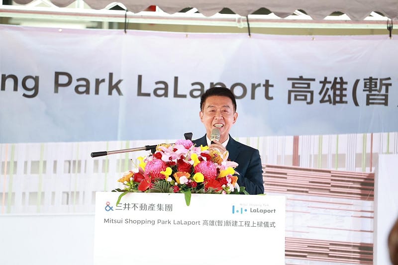 許智傑致詞提到代表鳳山向三井集團毛遂自薦，加上陳其邁市府團隊協助，才有的鳳山三井Lalalport。&nbsp;&nbsp;&nbsp;圖：許智傑競選總部/提供