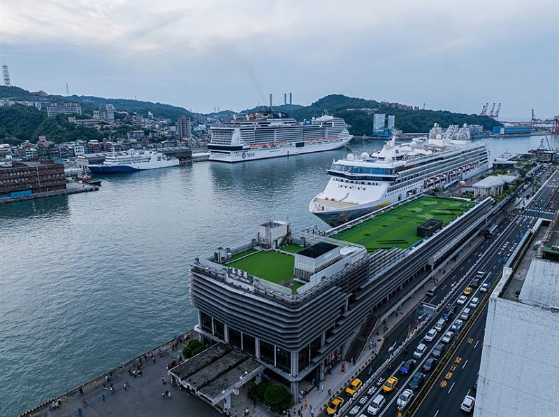 基隆港同時靠泊地中海榮耀號及麗星郵輪探索星號。(資料照)&nbsp;&nbsp;&nbsp;圖：基隆港務分公司/提供