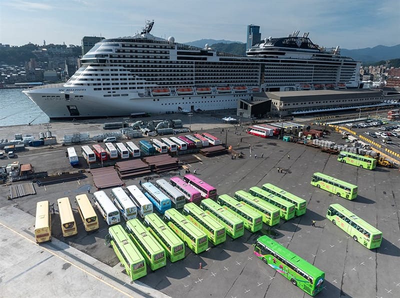 西岸碼頭腹地寬廣，提供地中海榮耀號外籍掛靠旅客觀光遊覽車作業，為台灣帶來觀光人潮。(資料照)&nbsp;&nbsp;&nbsp;圖：基隆港務分公司/提供
