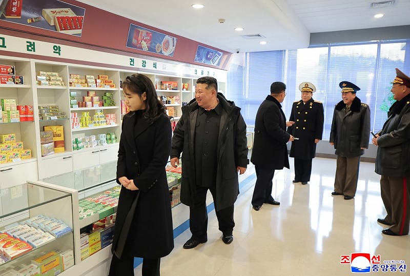  金主愛在現場不僅與父親並肩而立，甚至在某些鏡頭中被拍到，她走在金正恩前方。 圖：翻攝自 朝中社 