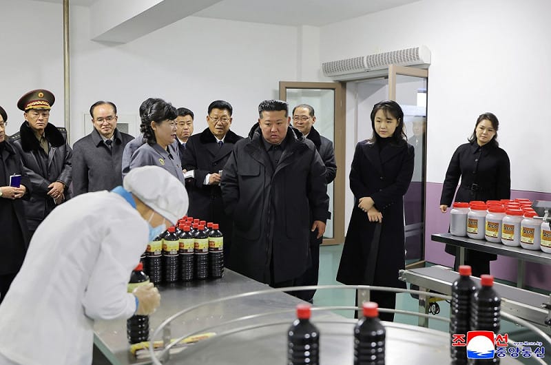  金正恩的妻子李雪主（右一）與女兒金主愛（右二）一同出席「地方發展20×10政策」活動。 圖：翻攝自 朝中社 