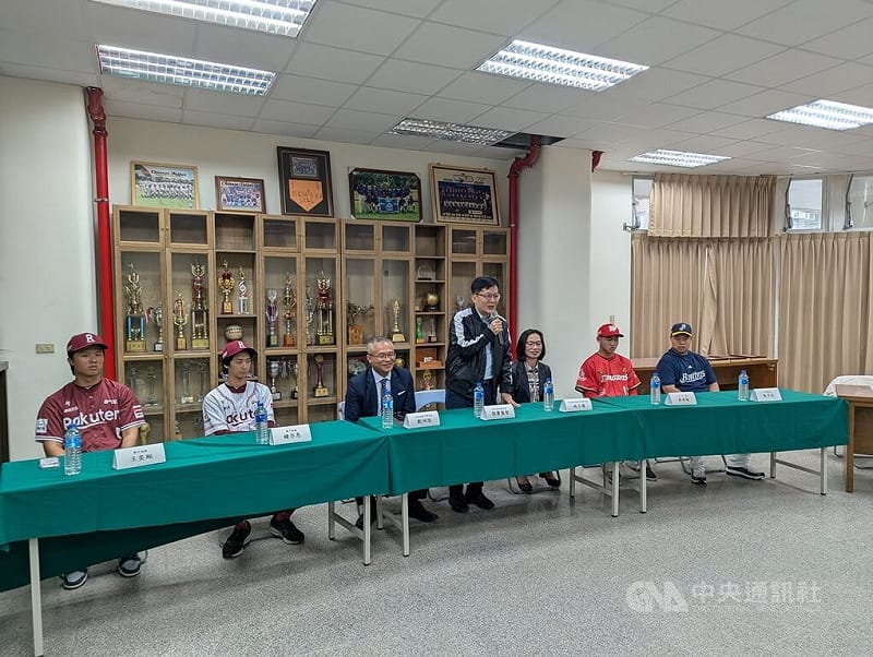 中華職棒選秀新星鍾亦恩（左2）、吳承皓（右2）、焦子杰（右）、王奕翔（左）19日回到母校台中市西苑高中，教育部次長張廖萬堅（中）表示，他們結伴捐款回饋母校，精神實屬難得。中央社記者蘇木春攝　114年12月19日&nbsp;&nbsp;&nbsp;