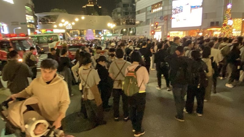 中山站附近發生隨機傷人事件，警方封鎖現場進行調查。圖為中山站附近圍觀群眾。中央社記者黃旭昇攝 114年12月19日&nbsp;&nbsp;&nbsp;