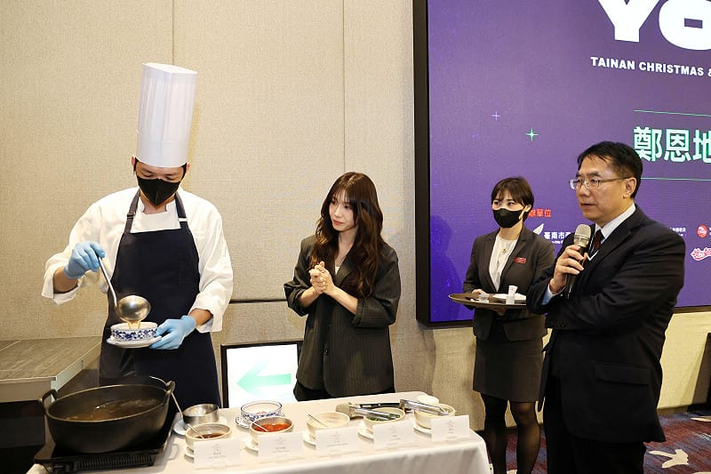 將在「2026台南好young」首場耶誕搖滾演唱會演出的日本歌手川西奈月、宮崎薰，以及韓國團體 UNIS 與歌手鄭恩地已陸續抵達台南，台南市長黃偉哲特別於大員皇冠假日酒店舉辦媒體見面會，邀請藝人品嚐台南在地農特產品與當季水果，展現城市的熱情與待客之道。&nbsp;&nbsp;&nbsp;圖：台南市政府提供