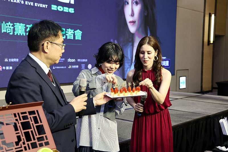 將在「2026台南好young」首場耶誕搖滾演唱會演出的日本歌手川西奈月、宮崎薰，以及韓國團體 UNIS 與歌手鄭恩地已陸續抵達台南，台南市長黃偉哲特別於大員皇冠假日酒店舉辦媒體見面會，邀請藝人品嚐台南在地農特產品與當季水果，展現城市的熱情與待客之道。&nbsp;&nbsp;&nbsp;圖：台南市政府提供