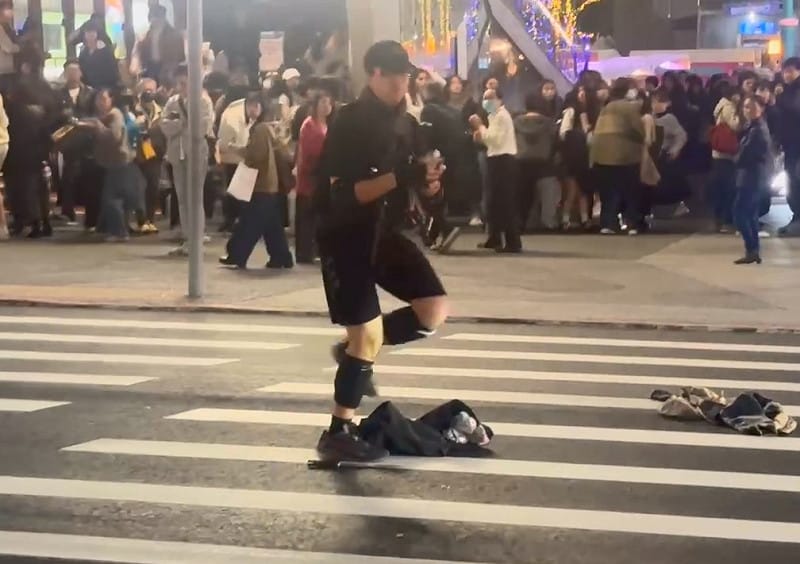 27歲兇嫌張文丟擲煙霧彈並持刀隨機攻擊路人，含嫌犯共釀4死9傷，震驚社會。&nbsp;&nbsp;&nbsp;圖：翻攝畫面