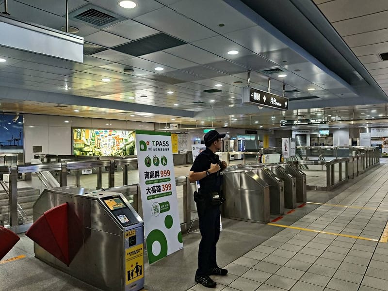 高雄於尖峰時段及人潮密集之車站大廳、月台、出入口，增派警力執行高密度巡邏與守望勤務，提高見警率以產生嚇阻作用。&nbsp;&nbsp;&nbsp;圖/取自陳其邁臉書